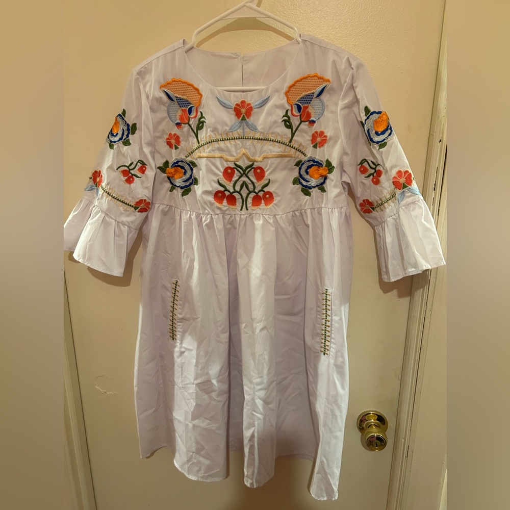 Embroidered white dress - EUC
